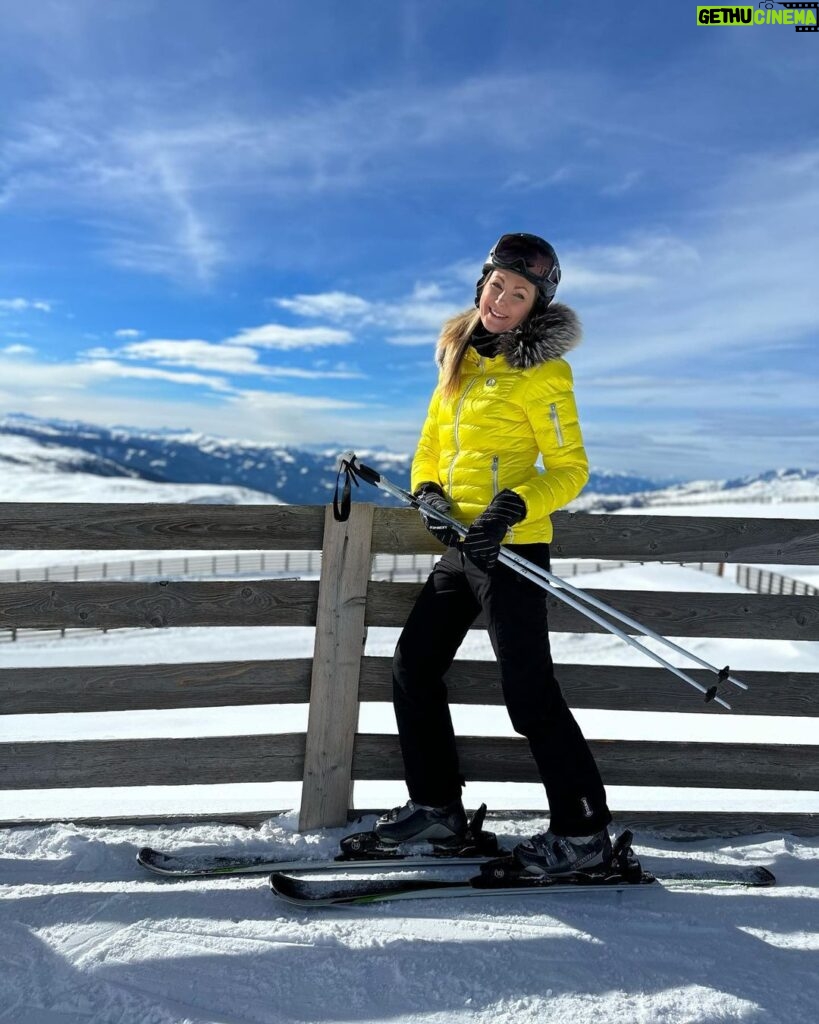 Sandra Parmová Instagram - Poprvé na Katschbergu 🎿 A moc mile mě to tady překvapilo! Krásné sjezdovky, i pro naše malé lyžařky, málo lidí a skoro žádné fronty 👌🏼💙 Máte i vy nějaké oblíbené #kidsfriendly středisko?⛷️🤗 #katschberg #katchberghohe #austria #rakousko #jarniprazdniny #dovcasdetmi #zima