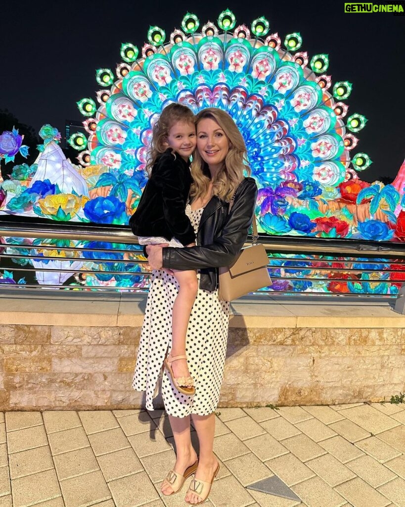 Sandra Parmová Instagram - #EmilyinDubai 👩‍👧❤️ …i dnes večer v 19:55 v @showtime_cnnprima 🤩 Pár inspirací na krásná místa na výlety s dětmi, třeba jako tady, noční @dubaigardenglow 🌈🤗❤️ #vylet #dubai #dubaj #momanddaughter #travel #traveltips Dubai Garden Glow