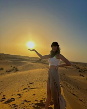 Sandra Parmová Instagram - Pouštní safari 🐫🌅 Tohle byl tak krásný výlet 😍 Magický západ slunce na dunách, velbloudi, tradiční jídlo a nadšené děti.👌🏼❤️

Thank you for a beautiful trip @platinumheritage 🐫❤️ @visit.dubai

#vylet #dopouste #dubaj #dubai #poust #desert #zapadslunce #sunset #velbloud #projizdka #pisecneduny #elegabags #traditionalfood #traditionaltattoo #camels