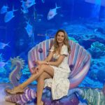 Sandra Parmová Instagram - Neskutečný zážitek pozorovat žraloky a další rybky tak zblízka 🦈😍 @dubaiaquarium přímo v Dubai Mall 💙 @visit.dubai #dubai #trip #dubaiaquarium #underwaterzoo #sharks #wooow #underwaterlife #tip #navylet #vylet Dubai Aquarium & Underwater Zoo by Emaar