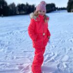 Sandra Parmová Instagram - Doufám, že ty sjezdovky budeš milovat stejně jako máma 🙏🏼😉 Ale už teď jsem nejpyšnější, jak jsi základy lyžování po pár hodinách s tatínkem zvládla a teď už jezdíš jako drak! 🥇🥰 Jinak prďáckou výbavu jsme s Emilkou okoukaly u kamarádek. Dlouhá, pohodlná, nepromokavá bundička s krásným kožíškem, hračkou a obrázkem na zádech je od francouzské značky Poivre Blanc. A ve své nabídce ji má i náš oblíbený obchod @aboutkids_brno 🌟❤️ Ty zářivé barvy jsou na svahu prostě TOP!!! 😍 Holky byly nepřehlednutelné a to doslova! 😂 @podle_emily #mojemalalyzarka #holkynasvahu #ruzovky #lyzovacka #skiharusak #ucimese #nalyzich #novemestonamorave #hory #zima #aboutkids #aboutkidsbrno #obleceni #zimnivybava #poivreblanc #loveit SKI Harusák Nové Město na Moravě