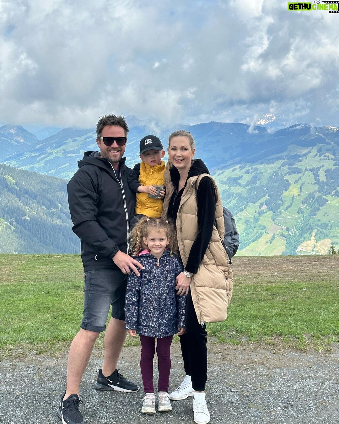 Sandra Parmová Instagram - Schmittenhöhe 🚠🏞️🇦🇹 Další tip na nádherný výlet v oblasti Kaprunu. Na jeden z tamních vrcholů Schmittenhöhe (2000 m.n.m.) se za pár minut dostanete lanovkou. Výhled do údolí na městečko Zell am see a tamní jezero (samozřejmě když vám přeje počasí ☺️) je naprosto úchvatný! 😍 Ale i sama náhorní planina má obrovské kouzlo. My si dali procházku po hřebenech, která se dá i s dětmi krásně zvládnout. Co kousek je buď hospůdka nebo různé dětské průlezky, dřevěné sochy zvířat nebo úkoly, takže se celá rodina krásně zabaví 🤗 S letní kartou Zell am see, kterou nabízí vybrané hotely (i ten náš @hotelgruenerbaum, který nám doporučili @travelking.cz), máte navíc vstupné o 10% levnější. My platili za rodinu 83,5 EUR. #rodinnadovolena #rakousko #zellamsee #kaprun #schmitten #schmittenhohe #bahn #familytrip #enjoyingnature #enjoyingthemoment #travelking