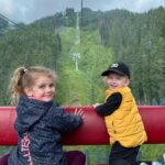 Sandra Parmová Instagram - Schmittenhöhe 🚠🏞️🇦🇹 Další tip na nádherný výlet v oblasti Kaprunu. Na jeden z tamních vrcholů Schmittenhöhe (2000 m.n.m.) se za pár minut dostanete lanovkou. Výhled do údolí na městečko Zell am see a tamní jezero (samozřejmě když vám přeje počasí ☺️) je naprosto úchvatný! 😍 Ale i sama náhorní planina má obrovské kouzlo. My si dali procházku po hřebenech, která se dá i s dětmi krásně zvládnout. Co kousek je buď hospůdka nebo různé dětské průlezky, dřevěné sochy zvířat nebo úkoly, takže se celá rodina krásně zabaví 🤗 S letní kartou Zell am see, kterou nabízí vybrané hotely (i ten náš @hotelgruenerbaum, který nám doporučili @travelking.cz), máte navíc vstupné o 10% levnější. My platili za rodinu 83,5 EUR. #rodinnadovolena #rakousko #zellamsee #kaprun #schmitten #schmittenhohe #bahn #familytrip #enjoyingnature #enjoyingthemoment #travelking
