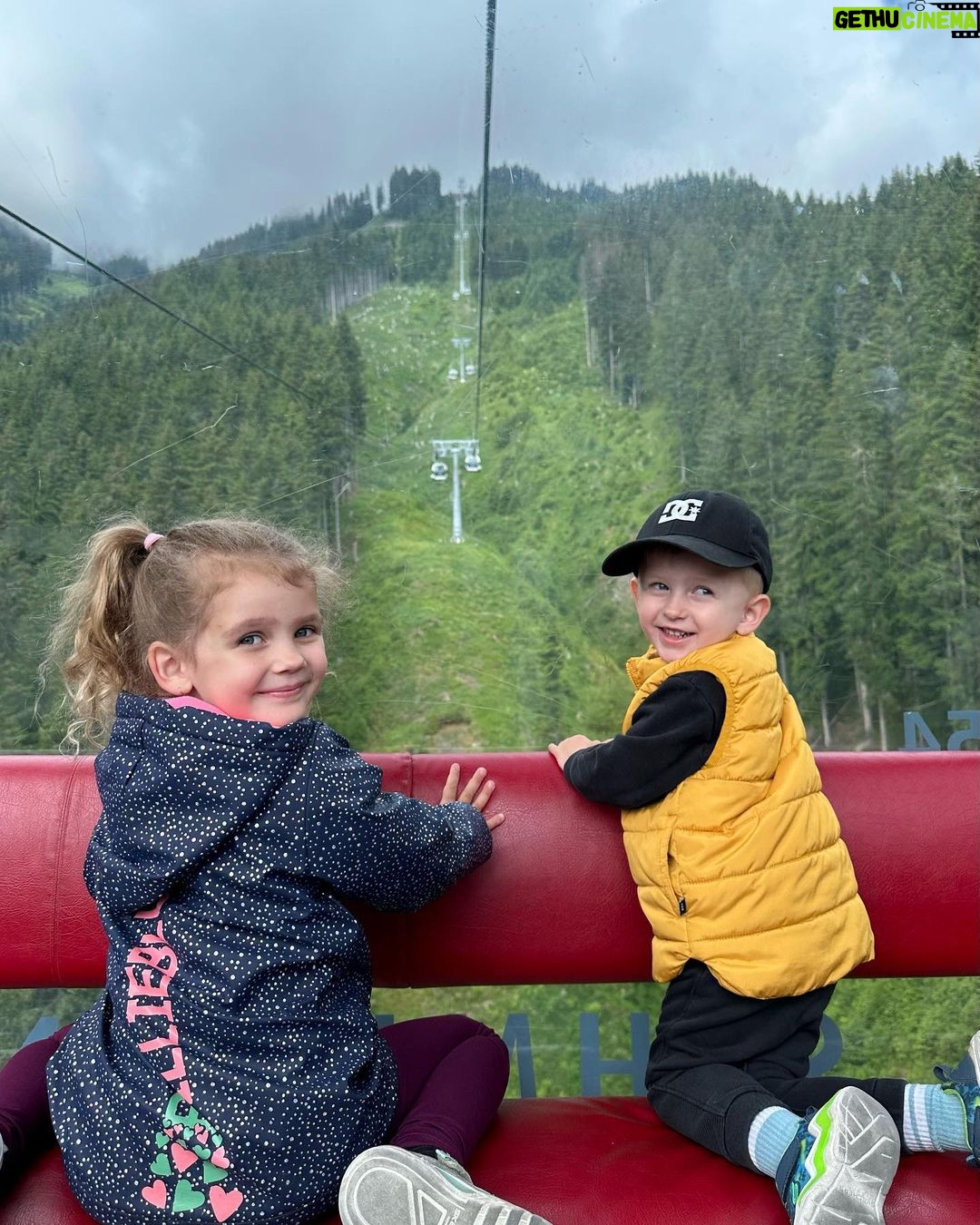 Sandra Parmová Instagram - Schmittenhöhe 🚠🏞️🇦🇹 Další tip na nádherný výlet v oblasti Kaprunu. Na jeden z tamních vrcholů Schmittenhöhe (2000 m.n.m.) se za pár minut dostanete lanovkou. Výhled do údolí na městečko Zell am see a tamní jezero (samozřejmě když vám přeje počasí ☺️) je naprosto úchvatný! 😍 Ale i sama náhorní planina má obrovské kouzlo. My si dali procházku po hřebenech, která se dá i s dětmi krásně zvládnout. Co kousek je buď hospůdka nebo různé dětské průlezky, dřevěné sochy zvířat nebo úkoly, takže se celá rodina krásně zabaví 🤗 S letní kartou Zell am see, kterou nabízí vybrané hotely (i ten náš @hotelgruenerbaum, který nám doporučili @travelking.cz), máte navíc vstupné o 10% levnější. My platili za rodinu 83,5 EUR. #rodinnadovolena #rakousko #zellamsee #kaprun #schmitten #schmittenhohe #bahn #familytrip #enjoyingnature #enjoyingthemoment #travelking