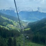 Sandra Parmová Instagram - Schmittenhöhe 🚠🏞️🇦🇹 Další tip na nádherný výlet v oblasti Kaprunu. Na jeden z tamních vrcholů Schmittenhöhe (2000 m.n.m.) se za pár minut dostanete lanovkou. Výhled do údolí na městečko Zell am see a tamní jezero (samozřejmě když vám přeje počasí ☺️) je naprosto úchvatný! 😍 Ale i sama náhorní planina má obrovské kouzlo. My si dali procházku po hřebenech, která se dá i s dětmi krásně zvládnout. Co kousek je buď hospůdka nebo různé dětské průlezky, dřevěné sochy zvířat nebo úkoly, takže se celá rodina krásně zabaví 🤗 S letní kartou Zell am see, kterou nabízí vybrané hotely (i ten náš @hotelgruenerbaum, který nám doporučili @travelking.cz), máte navíc vstupné o 10% levnější. My platili za rodinu 83,5 EUR. #rodinnadovolena #rakousko #zellamsee #kaprun #schmitten #schmittenhohe #bahn #familytrip #enjoyingnature #enjoyingthemoment #travelking