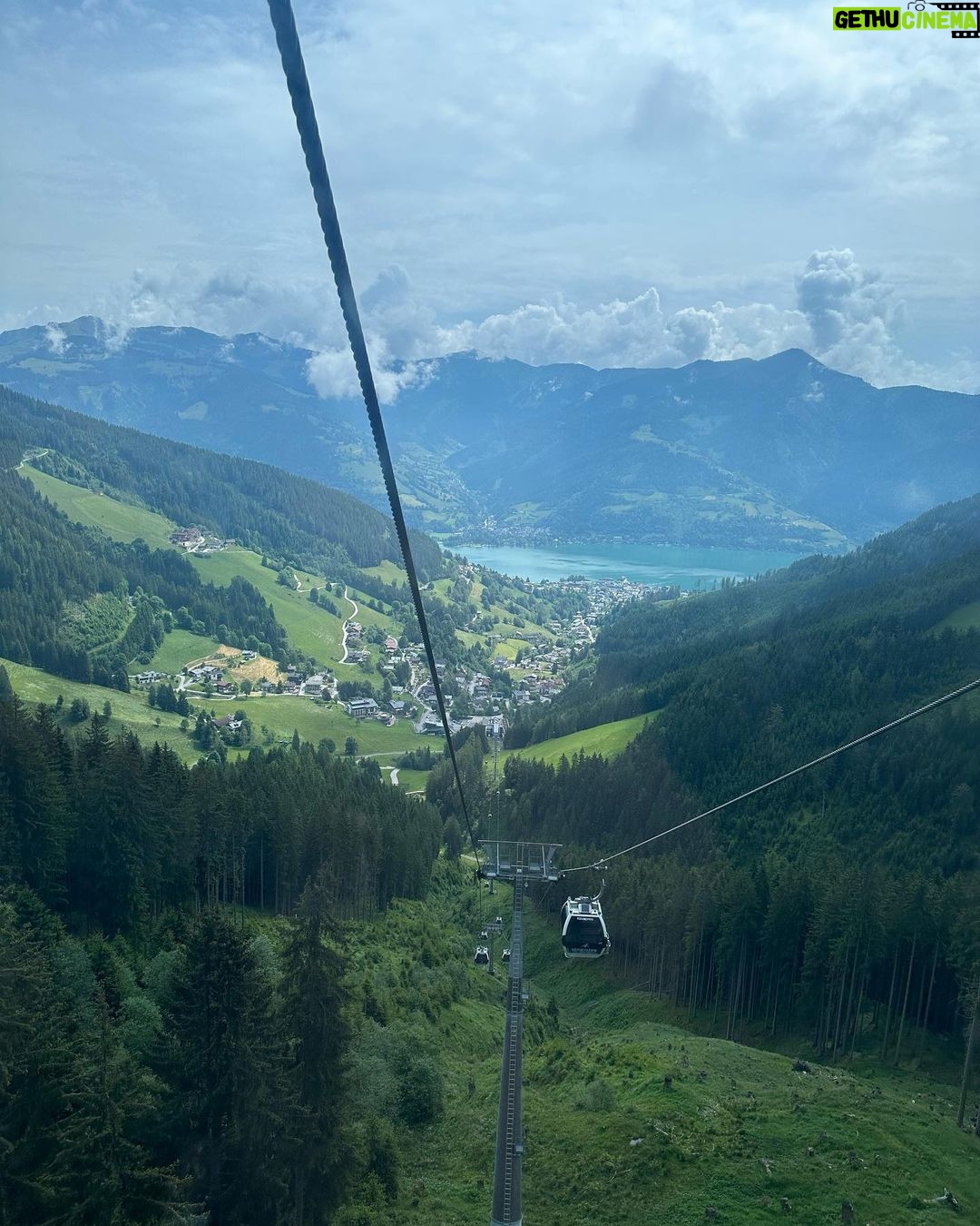 Sandra Parmová Instagram - Schmittenhöhe 🚠🏞️🇦🇹 Další tip na nádherný výlet v oblasti Kaprunu. Na jeden z tamních vrcholů Schmittenhöhe (2000 m.n.m.) se za pár minut dostanete lanovkou. Výhled do údolí na městečko Zell am see a tamní jezero (samozřejmě když vám přeje počasí ☺️) je naprosto úchvatný! 😍 Ale i sama náhorní planina má obrovské kouzlo. My si dali procházku po hřebenech, která se dá i s dětmi krásně zvládnout. Co kousek je buď hospůdka nebo různé dětské průlezky, dřevěné sochy zvířat nebo úkoly, takže se celá rodina krásně zabaví 🤗 S letní kartou Zell am see, kterou nabízí vybrané hotely (i ten náš @hotelgruenerbaum, který nám doporučili @travelking.cz), máte navíc vstupné o 10% levnější. My platili za rodinu 83,5 EUR. #rodinnadovolena #rakousko #zellamsee #kaprun #schmitten #schmittenhohe #bahn #familytrip #enjoyingnature #enjoyingthemoment #travelking