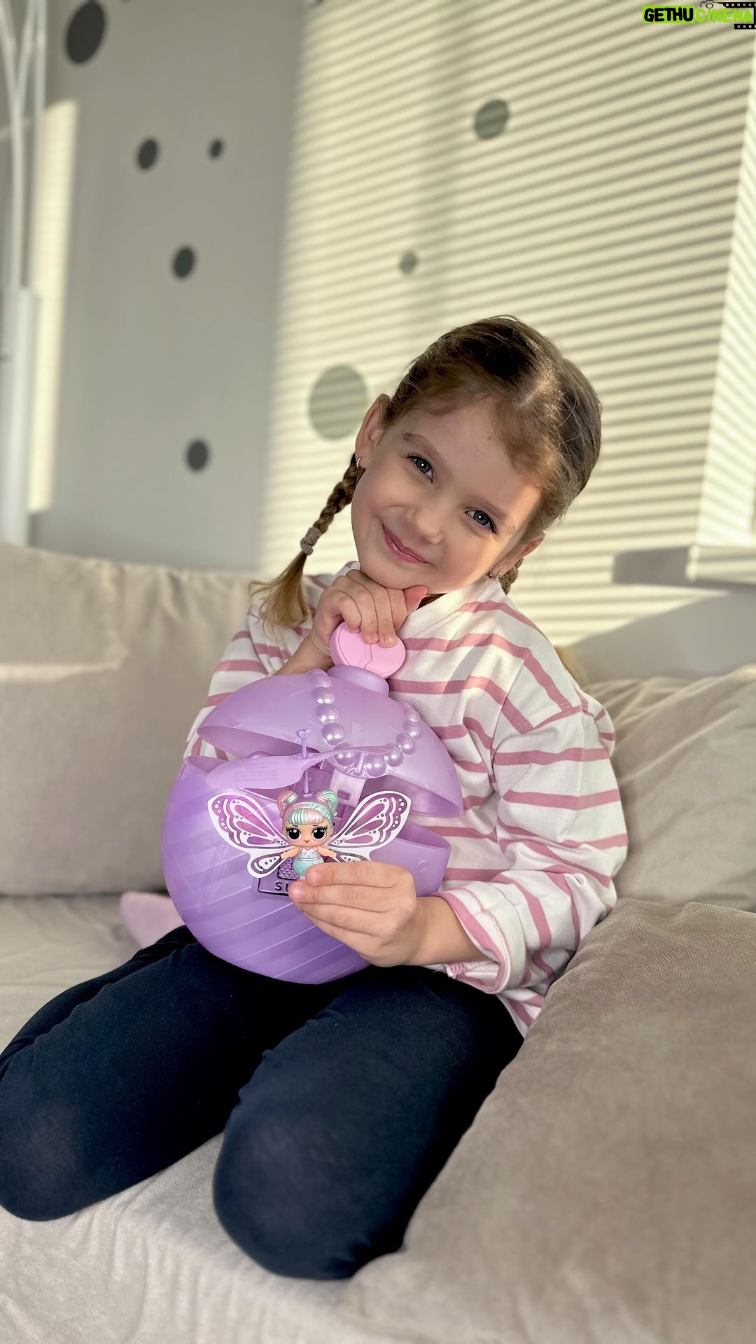 Sandra Parmová Instagram - Máme pro vás tip na úžasnou novinku od @lolsurprise!😍 Je to jejich první panenka, která umí létat!!!🧚🏻♀️ Dotknete se obalu, ten se rozsvítí, začne se pohybovat a nakonec z něj vyletí kouzelná víla, jejíž pohyby můžete ovládat rukou! Je to úplně neuvěřitelné, jak u @lolsurprise umí zase překvapit. Emilka byla opět nadšená 🥰 V obchodech ji najdete pod označením L.O.L. Surprise! Kouzelná létající víla a mají ji hned ve třech barvách. Tak co na ni říkáte? ☺️ #spoluprace #LOLSurprise #LOLSurpriseCZSK #LOLkouzelnavila #CollectLOL #LOLSurpriseToys #inspirace #tipnadarek #darekprodeti #darekproholcicku #detskainspirace #proholcicky #sbiramelolky #hracka #hracky #toys #kidstoys #podleEmily #ambasador @podle_emily 🩷 #novinka #letajicivila #kouzelnavila