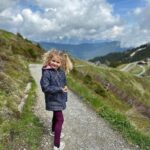 Sandra Parmová Instagram - Schmittenhöhe 🚠🏞️🇦🇹 Další tip na nádherný výlet v oblasti Kaprunu. Na jeden z tamních vrcholů Schmittenhöhe (2000 m.n.m.) se za pár minut dostanete lanovkou. Výhled do údolí na městečko Zell am see a tamní jezero (samozřejmě když vám přeje počasí ☺️) je naprosto úchvatný! 😍 Ale i sama náhorní planina má obrovské kouzlo. My si dali procházku po hřebenech, která se dá i s dětmi krásně zvládnout. Co kousek je buď hospůdka nebo různé dětské průlezky, dřevěné sochy zvířat nebo úkoly, takže se celá rodina krásně zabaví 🤗 S letní kartou Zell am see, kterou nabízí vybrané hotely (i ten náš @hotelgruenerbaum, který nám doporučili @travelking.cz), máte navíc vstupné o 10% levnější. My platili za rodinu 83,5 EUR. #rodinnadovolena #rakousko #zellamsee #kaprun #schmitten #schmittenhohe #bahn #familytrip #enjoyingnature #enjoyingthemoment #travelking