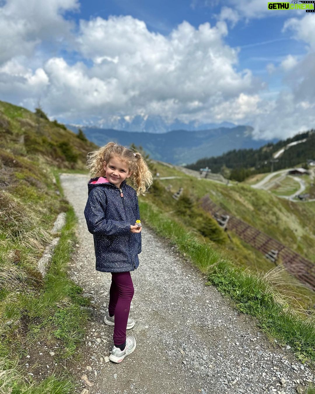 Sandra Parmová Instagram - Schmittenhöhe 🚠🏞️🇦🇹 Další tip na nádherný výlet v oblasti Kaprunu. Na jeden z tamních vrcholů Schmittenhöhe (2000 m.n.m.) se za pár minut dostanete lanovkou. Výhled do údolí na městečko Zell am see a tamní jezero (samozřejmě když vám přeje počasí ☺️) je naprosto úchvatný! 😍 Ale i sama náhorní planina má obrovské kouzlo. My si dali procházku po hřebenech, která se dá i s dětmi krásně zvládnout. Co kousek je buď hospůdka nebo různé dětské průlezky, dřevěné sochy zvířat nebo úkoly, takže se celá rodina krásně zabaví 🤗 S letní kartou Zell am see, kterou nabízí vybrané hotely (i ten náš @hotelgruenerbaum, který nám doporučili @travelking.cz), máte navíc vstupné o 10% levnější. My platili za rodinu 83,5 EUR. #rodinnadovolena #rakousko #zellamsee #kaprun #schmitten #schmittenhohe #bahn #familytrip #enjoyingnature #enjoyingthemoment #travelking