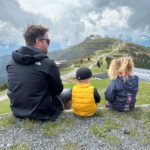 Sandra Parmová Instagram - Schmittenhöhe 🚠🏞️🇦🇹 Další tip na nádherný výlet v oblasti Kaprunu. Na jeden z tamních vrcholů Schmittenhöhe (2000 m.n.m.) se za pár minut dostanete lanovkou. Výhled do údolí na městečko Zell am see a tamní jezero (samozřejmě když vám přeje počasí ☺️) je naprosto úchvatný! 😍 Ale i sama náhorní planina má obrovské kouzlo. My si dali procházku po hřebenech, která se dá i s dětmi krásně zvládnout. Co kousek je buď hospůdka nebo různé dětské průlezky, dřevěné sochy zvířat nebo úkoly, takže se celá rodina krásně zabaví 🤗 S letní kartou Zell am see, kterou nabízí vybrané hotely (i ten náš @hotelgruenerbaum, který nám doporučili @travelking.cz), máte navíc vstupné o 10% levnější. My platili za rodinu 83,5 EUR. #rodinnadovolena #rakousko #zellamsee #kaprun #schmitten #schmittenhohe #bahn #familytrip #enjoyingnature #enjoyingthemoment #travelking