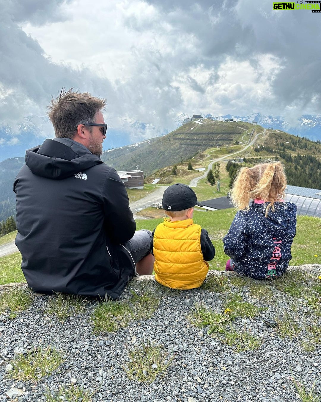 Sandra Parmová Instagram - Schmittenhöhe 🚠🏞️🇦🇹 Další tip na nádherný výlet v oblasti Kaprunu. Na jeden z tamních vrcholů Schmittenhöhe (2000 m.n.m.) se za pár minut dostanete lanovkou. Výhled do údolí na městečko Zell am see a tamní jezero (samozřejmě když vám přeje počasí ☺️) je naprosto úchvatný! 😍 Ale i sama náhorní planina má obrovské kouzlo. My si dali procházku po hřebenech, která se dá i s dětmi krásně zvládnout. Co kousek je buď hospůdka nebo různé dětské průlezky, dřevěné sochy zvířat nebo úkoly, takže se celá rodina krásně zabaví 🤗 S letní kartou Zell am see, kterou nabízí vybrané hotely (i ten náš @hotelgruenerbaum, který nám doporučili @travelking.cz), máte navíc vstupné o 10% levnější. My platili za rodinu 83,5 EUR. #rodinnadovolena #rakousko #zellamsee #kaprun #schmitten #schmittenhohe #bahn #familytrip #enjoyingnature #enjoyingthemoment #travelking