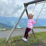 Sandra Parmová Instagram - Schmittenhöhe 🚠🏞️🇦🇹 Další tip na nádherný výlet v oblasti Kaprunu. Na jeden z tamních vrcholů Schmittenhöhe (2000 m.n.m.) se za pár minut dostanete lanovkou. Výhled do údolí na městečko Zell am see a tamní jezero (samozřejmě když vám přeje počasí ☺️) je naprosto úchvatný! 😍 Ale i sama náhorní planina má obrovské kouzlo. My si dali procházku po hřebenech, která se dá i s dětmi krásně zvládnout. Co kousek je buď hospůdka nebo různé dětské průlezky, dřevěné sochy zvířat nebo úkoly, takže se celá rodina krásně zabaví 🤗 S letní kartou Zell am see, kterou nabízí vybrané hotely (i ten náš @hotelgruenerbaum, který nám doporučili @travelking.cz), máte navíc vstupné o 10% levnější. My platili za rodinu 83,5 EUR. #rodinnadovolena #rakousko #zellamsee #kaprun #schmitten #schmittenhohe #bahn #familytrip #enjoyingnature #enjoyingthemoment #travelking