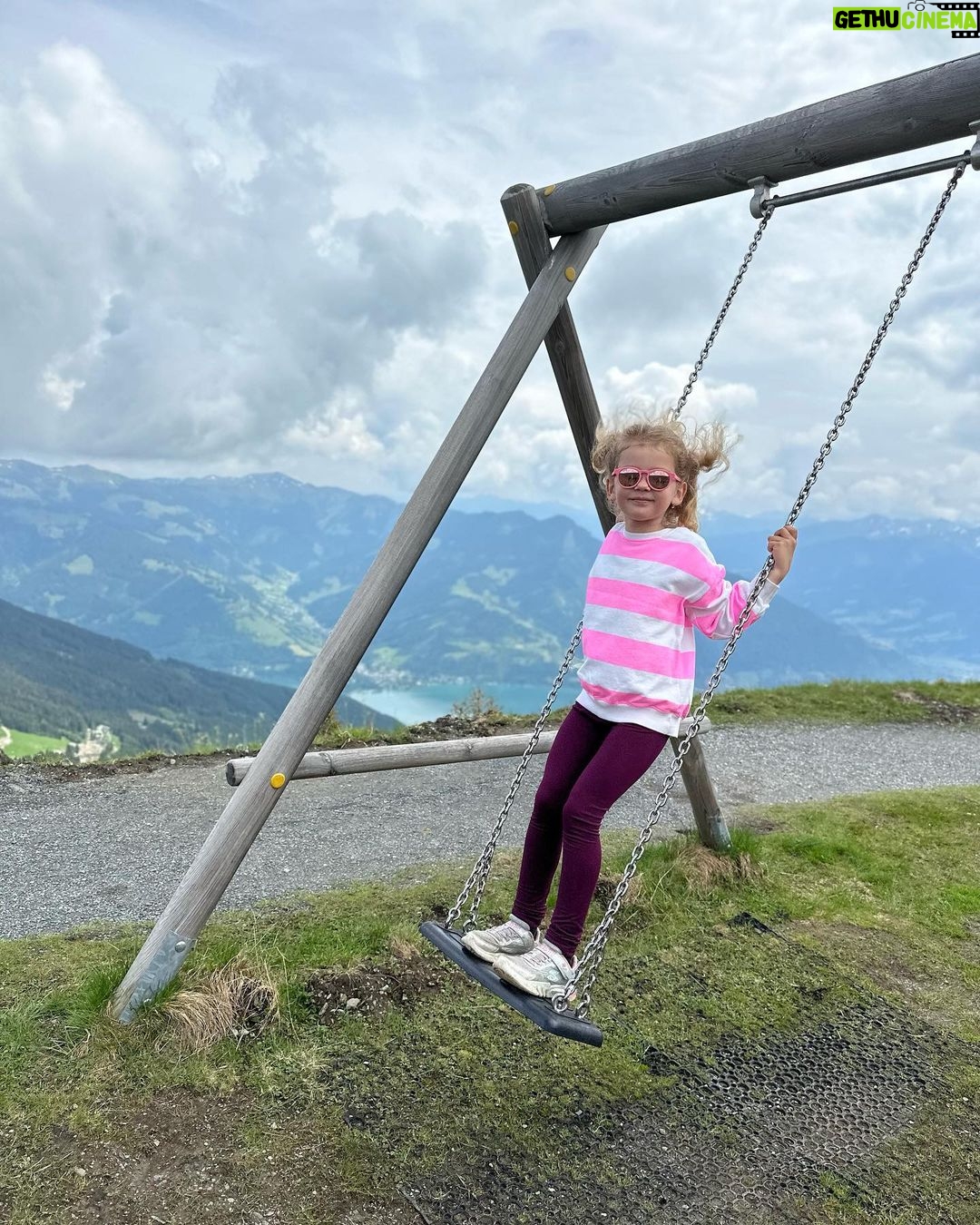 Sandra Parmová Instagram - Schmittenhöhe 🚠🏞️🇦🇹 Další tip na nádherný výlet v oblasti Kaprunu. Na jeden z tamních vrcholů Schmittenhöhe (2000 m.n.m.) se za pár minut dostanete lanovkou. Výhled do údolí na městečko Zell am see a tamní jezero (samozřejmě když vám přeje počasí ☺️) je naprosto úchvatný! 😍 Ale i sama náhorní planina má obrovské kouzlo. My si dali procházku po hřebenech, která se dá i s dětmi krásně zvládnout. Co kousek je buď hospůdka nebo různé dětské průlezky, dřevěné sochy zvířat nebo úkoly, takže se celá rodina krásně zabaví 🤗 S letní kartou Zell am see, kterou nabízí vybrané hotely (i ten náš @hotelgruenerbaum, který nám doporučili @travelking.cz), máte navíc vstupné o 10% levnější. My platili za rodinu 83,5 EUR. #rodinnadovolena #rakousko #zellamsee #kaprun #schmitten #schmittenhohe #bahn #familytrip #enjoyingnature #enjoyingthemoment #travelking
