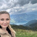 Sandra Parmová Instagram - Schmittenhöhe 🚠🏞️🇦🇹 Další tip na nádherný výlet v oblasti Kaprunu. Na jeden z tamních vrcholů Schmittenhöhe (2000 m.n.m.) se za pár minut dostanete lanovkou. Výhled do údolí na městečko Zell am see a tamní jezero (samozřejmě když vám přeje počasí ☺️) je naprosto úchvatný! 😍 Ale i sama náhorní planina má obrovské kouzlo. My si dali procházku po hřebenech, která se dá i s dětmi krásně zvládnout. Co kousek je buď hospůdka nebo různé dětské průlezky, dřevěné sochy zvířat nebo úkoly, takže se celá rodina krásně zabaví 🤗 S letní kartou Zell am see, kterou nabízí vybrané hotely (i ten náš @hotelgruenerbaum, který nám doporučili @travelking.cz), máte navíc vstupné o 10% levnější. My platili za rodinu 83,5 EUR. #rodinnadovolena #rakousko #zellamsee #kaprun #schmitten #schmittenhohe #bahn #familytrip #enjoyingnature #enjoyingthemoment #travelking