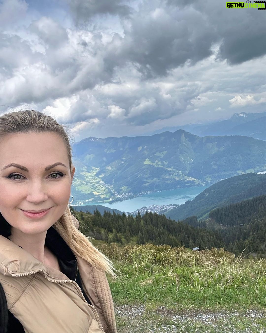Sandra Parmová Instagram - Schmittenhöhe 🚠🏞️🇦🇹 Další tip na nádherný výlet v oblasti Kaprunu. Na jeden z tamních vrcholů Schmittenhöhe (2000 m.n.m.) se za pár minut dostanete lanovkou. Výhled do údolí na městečko Zell am see a tamní jezero (samozřejmě když vám přeje počasí ☺️) je naprosto úchvatný! 😍 Ale i sama náhorní planina má obrovské kouzlo. My si dali procházku po hřebenech, která se dá i s dětmi krásně zvládnout. Co kousek je buď hospůdka nebo různé dětské průlezky, dřevěné sochy zvířat nebo úkoly, takže se celá rodina krásně zabaví 🤗 S letní kartou Zell am see, kterou nabízí vybrané hotely (i ten náš @hotelgruenerbaum, který nám doporučili @travelking.cz), máte navíc vstupné o 10% levnější. My platili za rodinu 83,5 EUR. #rodinnadovolena #rakousko #zellamsee #kaprun #schmitten #schmittenhohe #bahn #familytrip #enjoyingnature #enjoyingthemoment #travelking