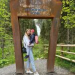 Sandra Parmová Instagram - Krimmelské vodopády 🇦🇹🏞️ Jen pár hodin jízdy z Česka, kousek od Zell am see, je tahle nádhera.😍 Slovy se dá jen těžko popsat ta neskutečná síla přírody, obzvlášt když máte štěstí a přijedete po dešti 💦☺️ Podle Googlu jsou zdejší vodopády jedny z nejkrásnějších v Evropě. Za nás jako rodinu s malými dětmi je úplně skvělé, že se k nim snadno dostanete krásnou procházkou. Má cca 6 km. Po trase je navíc mnoho zastávek s dechberoucím výhledem. Děti do 6-ti let mají vstup zdarma, my si jinak koupili kombinované vstupné nejen na vodopády, ale i na bližší parking a také na vstup do vodního světa s venkovními atrakcemi, což s malými dětmi určitě doporučuji. S letní kartou Zell am see, kterou nabízí vybrané hotely (i ten náš @hotelgruenerbaum, který nám doporučili @travelking.cz), máte navíc vstupné na mnoho míst ještě levnější. Tak jen takový tip ❤️ Už brzy pro vás navíc budu mít právě u @travelking.cz slevový kód pro všechny, kdo mají rádi dostupné cestování a ověřená místa ❤️ #rodinnadovolena #spoluprace #travelking #osobneovereno #cestovniagentura #dostupnecestovani #rakousko #zellamsee #krimmelskevodopady #krimmelwaterfall #krimmlerwasserfälle #familytrip #enjoyingnature #enjoyingthemoment Krimmler Wasserfälle