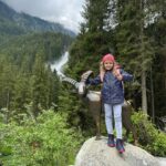 Sandra Parmová Instagram - Krimmelské vodopády 🇦🇹🏞️ Jen pár hodin jízdy z Česka, kousek od Zell am see, je tahle nádhera.😍 Slovy se dá jen těžko popsat ta neskutečná síla přírody, obzvlášt když máte štěstí a přijedete po dešti 💦☺️ Podle Googlu jsou zdejší vodopády jedny z nejkrásnějších v Evropě. Za nás jako rodinu s malými dětmi je úplně skvělé, že se k nim snadno dostanete krásnou procházkou. Má cca 6 km. Po trase je navíc mnoho zastávek s dechberoucím výhledem. Děti do 6-ti let mají vstup zdarma, my si jinak koupili kombinované vstupné nejen na vodopády, ale i na bližší parking a také na vstup do vodního světa s venkovními atrakcemi, což s malými dětmi určitě doporučuji. S letní kartou Zell am see, kterou nabízí vybrané hotely (i ten náš @hotelgruenerbaum, který nám doporučili @travelking.cz), máte navíc vstupné na mnoho míst ještě levnější. Tak jen takový tip ❤️ Už brzy pro vás navíc budu mít právě u @travelking.cz slevový kód pro všechny, kdo mají rádi dostupné cestování a ověřená místa ❤️ #rodinnadovolena #spoluprace #travelking #osobneovereno #cestovniagentura #dostupnecestovani #rakousko #zellamsee #krimmelskevodopady #krimmelwaterfall #krimmlerwasserfälle #familytrip #enjoyingnature #enjoyingthemoment Krimmler Wasserfälle
