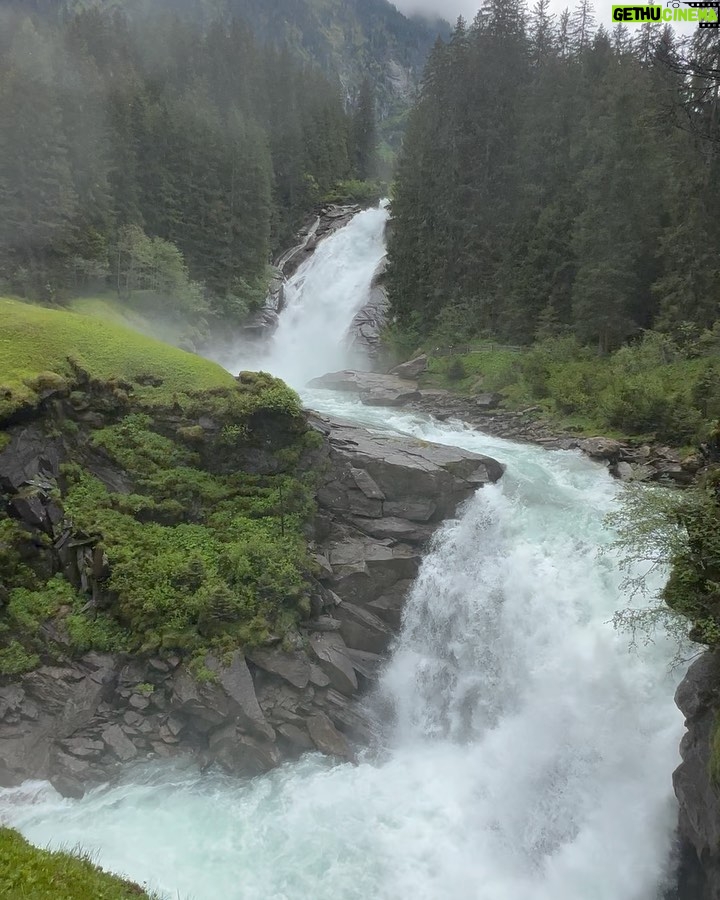 Sandra Parmová Instagram - Krimmelské vodopády 🇦🇹🏞️ Jen pár hodin jízdy z Česka, kousek od Zell am see, je tahle nádhera.😍 Slovy se dá jen těžko popsat ta neskutečná síla přírody, obzvlášt když máte štěstí a přijedete po dešti 💦☺️ Podle Googlu jsou zdejší vodopády jedny z nejkrásnějších v Evropě. Za nás jako rodinu s malými dětmi je úplně skvělé, že se k nim snadno dostanete krásnou procházkou. Má cca 6 km. Po trase je navíc mnoho zastávek s dechberoucím výhledem. Děti do 6-ti let mají vstup zdarma, my si jinak koupili kombinované vstupné nejen na vodopády, ale i na bližší parking a také na vstup do vodního světa s venkovními atrakcemi, což s malými dětmi určitě doporučuji. S letní kartou Zell am see, kterou nabízí vybrané hotely (i ten náš @hotelgruenerbaum, který nám doporučili @travelking.cz), máte navíc vstupné na mnoho míst ještě levnější. Tak jen takový tip ❤️ Už brzy pro vás navíc budu mít právě u @travelking.cz slevový kód pro všechny, kdo mají rádi dostupné cestování a ověřená místa ❤️ #rodinnadovolena #spoluprace #travelking #osobneovereno #cestovniagentura #dostupnecestovani #rakousko #zellamsee #krimmelskevodopady #krimmelwaterfall #krimmlerwasserfälle #familytrip #enjoyingnature #enjoyingthemoment Krimmler Wasserfälle