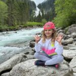 Sandra Parmová Instagram - Krimmelské vodopády 🇦🇹🏞️ Jen pár hodin jízdy z Česka, kousek od Zell am see, je tahle nádhera.😍 Slovy se dá jen těžko popsat ta neskutečná síla přírody, obzvlášt když máte štěstí a přijedete po dešti 💦☺️ Podle Googlu jsou zdejší vodopády jedny z nejkrásnějších v Evropě. Za nás jako rodinu s malými dětmi je úplně skvělé, že se k nim snadno dostanete krásnou procházkou. Má cca 6 km. Po trase je navíc mnoho zastávek s dechberoucím výhledem. Děti do 6-ti let mají vstup zdarma, my si jinak koupili kombinované vstupné nejen na vodopády, ale i na bližší parking a také na vstup do vodního světa s venkovními atrakcemi, což s malými dětmi určitě doporučuji. S letní kartou Zell am see, kterou nabízí vybrané hotely (i ten náš @hotelgruenerbaum, který nám doporučili @travelking.cz), máte navíc vstupné na mnoho míst ještě levnější. Tak jen takový tip ❤️ Už brzy pro vás navíc budu mít právě u @travelking.cz slevový kód pro všechny, kdo mají rádi dostupné cestování a ověřená místa ❤️ #rodinnadovolena #spoluprace #travelking #osobneovereno #cestovniagentura #dostupnecestovani #rakousko #zellamsee #krimmelskevodopady #krimmelwaterfall #krimmlerwasserfälle #familytrip #enjoyingnature #enjoyingthemoment Krimmler Wasserfälle