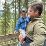 Sandra Parmová Instagram - Krimmelské vodopády 🇦🇹🏞️ Jen pár hodin jízdy z Česka, kousek od Zell am see, je tahle nádhera.😍 Slovy se dá jen těžko popsat ta neskutečná síla přírody, obzvlášt když máte štěstí a přijedete po dešti 💦☺️ Podle Googlu jsou zdejší vodopády jedny z nejkrásnějších v Evropě. Za nás jako rodinu s malými dětmi je úplně skvělé, že se k nim snadno dostanete krásnou procházkou. Má cca 6 km. Po trase je navíc mnoho zastávek s dechberoucím výhledem. Děti do 6-ti let mají vstup zdarma, my si jinak koupili kombinované vstupné nejen na vodopády, ale i na bližší parking a také na vstup do vodního světa s venkovními atrakcemi, což s malými dětmi určitě doporučuji. S letní kartou Zell am see, kterou nabízí vybrané hotely (i ten náš @hotelgruenerbaum, který nám doporučili @travelking.cz), máte navíc vstupné na mnoho míst ještě levnější. Tak jen takový tip ❤️ Už brzy pro vás navíc budu mít právě u @travelking.cz slevový kód pro všechny, kdo mají rádi dostupné cestování a ověřená místa ❤️ #rodinnadovolena #spoluprace #travelking #osobneovereno #cestovniagentura #dostupnecestovani #rakousko #zellamsee #krimmelskevodopady #krimmelwaterfall #krimmlerwasserfälle #familytrip #enjoyingnature #enjoyingthemoment Krimmler Wasserfälle