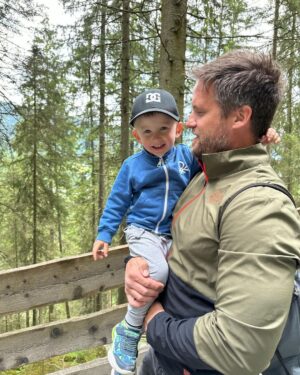 Sandra Parmová Instagram - Krimmelské vodopády 🇦🇹🏞️ Jen pár hodin jízdy z Česka, kousek od Zell am see, je tahle nádhera.😍 Slovy se dá jen těžko popsat ta neskutečná síla přírody, obzvlášt když máte štěstí a přijedete po dešti 💦☺️ 
Podle Googlu jsou zdejší vodopády jedny z nejkrásnějších v Evropě. Za nás jako rodinu s malými dětmi je úplně skvělé, že se k nim snadno dostanete krásnou procházkou. Má cca 6 km. Po trase je navíc mnoho zastávek s dechberoucím výhledem. Děti do 6-ti let mají vstup zdarma, my si jinak koupili kombinované vstupné nejen na vodopády, ale i na bližší parking a také na vstup do vodního světa s venkovními atrakcemi, což s malými dětmi určitě doporučuji. S letní kartou Zell am see, kterou nabízí vybrané hotely (i ten náš @hotelgruenerbaum, který nám doporučili @travelking.cz), máte navíc vstupné na mnoho míst ještě levnější. Tak jen takový tip ❤️ Už brzy pro vás navíc budu mít právě u @travelking.cz slevový kód pro všechny, kdo mají rádi dostupné cestování a ověřená místa ❤️

#rodinnadovolena #spoluprace #travelking #osobneovereno #cestovniagentura #dostupnecestovani #rakousko #zellamsee #krimmelskevodopady #krimmelwaterfall #krimmlerwasserfälle #familytrip #enjoyingnature #enjoyingthemoment