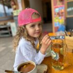 Sandra Parmová Instagram - Krimmelské vodopády 🇦🇹🏞️ Jen pár hodin jízdy z Česka, kousek od Zell am see, je tahle nádhera.😍 Slovy se dá jen těžko popsat ta neskutečná síla přírody, obzvlášt když máte štěstí a přijedete po dešti 💦☺️ Podle Googlu jsou zdejší vodopády jedny z nejkrásnějších v Evropě. Za nás jako rodinu s malými dětmi je úplně skvělé, že se k nim snadno dostanete krásnou procházkou. Má cca 6 km. Po trase je navíc mnoho zastávek s dechberoucím výhledem. Děti do 6-ti let mají vstup zdarma, my si jinak koupili kombinované vstupné nejen na vodopády, ale i na bližší parking a také na vstup do vodního světa s venkovními atrakcemi, což s malými dětmi určitě doporučuji. S letní kartou Zell am see, kterou nabízí vybrané hotely (i ten náš @hotelgruenerbaum, který nám doporučili @travelking.cz), máte navíc vstupné na mnoho míst ještě levnější. Tak jen takový tip ❤️ Už brzy pro vás navíc budu mít právě u @travelking.cz slevový kód pro všechny, kdo mají rádi dostupné cestování a ověřená místa ❤️ #rodinnadovolena #spoluprace #travelking #osobneovereno #cestovniagentura #dostupnecestovani #rakousko #zellamsee #krimmelskevodopady #krimmelwaterfall #krimmlerwasserfälle #familytrip #enjoyingnature #enjoyingthemoment Krimmler Wasserfälle