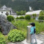 Sandra Parmová Instagram - Krimmelské vodopády 🇦🇹🏞️ Jen pár hodin jízdy z Česka, kousek od Zell am see, je tahle nádhera.😍 Slovy se dá jen těžko popsat ta neskutečná síla přírody, obzvlášt když máte štěstí a přijedete po dešti 💦☺️ Podle Googlu jsou zdejší vodopády jedny z nejkrásnějších v Evropě. Za nás jako rodinu s malými dětmi je úplně skvělé, že se k nim snadno dostanete krásnou procházkou. Má cca 6 km. Po trase je navíc mnoho zastávek s dechberoucím výhledem. Děti do 6-ti let mají vstup zdarma, my si jinak koupili kombinované vstupné nejen na vodopády, ale i na bližší parking a také na vstup do vodního světa s venkovními atrakcemi, což s malými dětmi určitě doporučuji. S letní kartou Zell am see, kterou nabízí vybrané hotely (i ten náš @hotelgruenerbaum, který nám doporučili @travelking.cz), máte navíc vstupné na mnoho míst ještě levnější. Tak jen takový tip ❤️ Už brzy pro vás navíc budu mít právě u @travelking.cz slevový kód pro všechny, kdo mají rádi dostupné cestování a ověřená místa ❤️ #rodinnadovolena #spoluprace #travelking #osobneovereno #cestovniagentura #dostupnecestovani #rakousko #zellamsee #krimmelskevodopady #krimmelwaterfall #krimmlerwasserfälle #familytrip #enjoyingnature #enjoyingthemoment Krimmler Wasserfälle