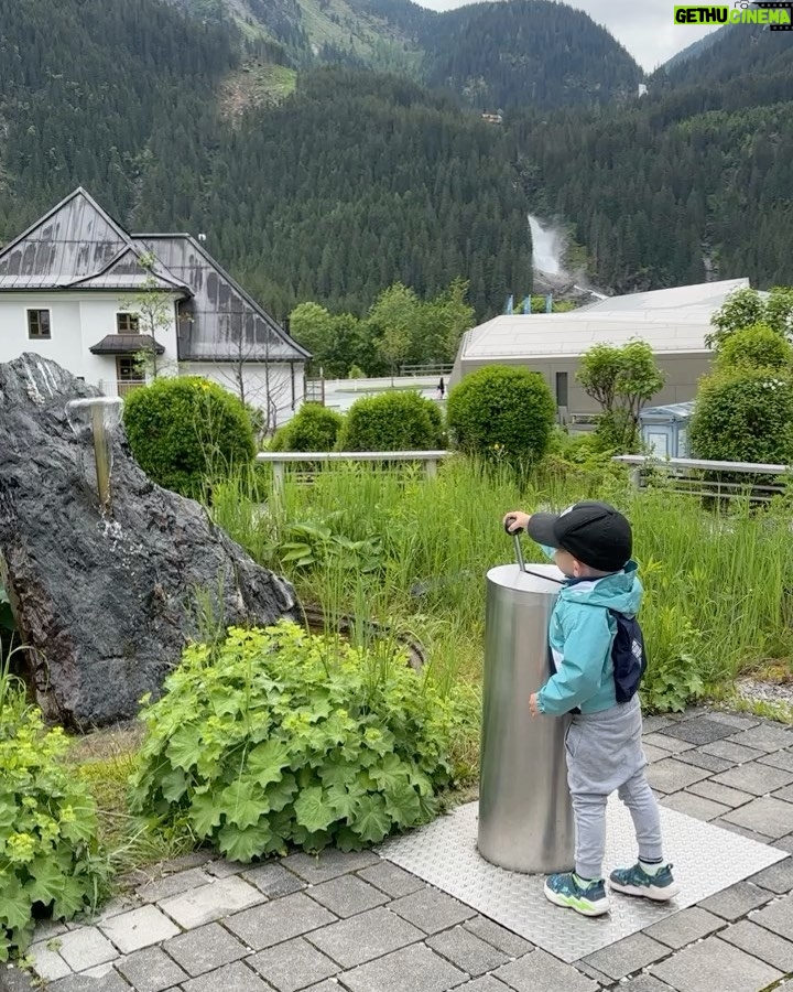 Sandra Parmová Instagram - Krimmelské vodopády 🇦🇹🏞️ Jen pár hodin jízdy z Česka, kousek od Zell am see, je tahle nádhera.😍 Slovy se dá jen těžko popsat ta neskutečná síla přírody, obzvlášt když máte štěstí a přijedete po dešti 💦☺️ Podle Googlu jsou zdejší vodopády jedny z nejkrásnějších v Evropě. Za nás jako rodinu s malými dětmi je úplně skvělé, že se k nim snadno dostanete krásnou procházkou. Má cca 6 km. Po trase je navíc mnoho zastávek s dechberoucím výhledem. Děti do 6-ti let mají vstup zdarma, my si jinak koupili kombinované vstupné nejen na vodopády, ale i na bližší parking a také na vstup do vodního světa s venkovními atrakcemi, což s malými dětmi určitě doporučuji. S letní kartou Zell am see, kterou nabízí vybrané hotely (i ten náš @hotelgruenerbaum, který nám doporučili @travelking.cz), máte navíc vstupné na mnoho míst ještě levnější. Tak jen takový tip ❤️ Už brzy pro vás navíc budu mít právě u @travelking.cz slevový kód pro všechny, kdo mají rádi dostupné cestování a ověřená místa ❤️ #rodinnadovolena #spoluprace #travelking #osobneovereno #cestovniagentura #dostupnecestovani #rakousko #zellamsee #krimmelskevodopady #krimmelwaterfall #krimmlerwasserfälle #familytrip #enjoyingnature #enjoyingthemoment Krimmler Wasserfälle