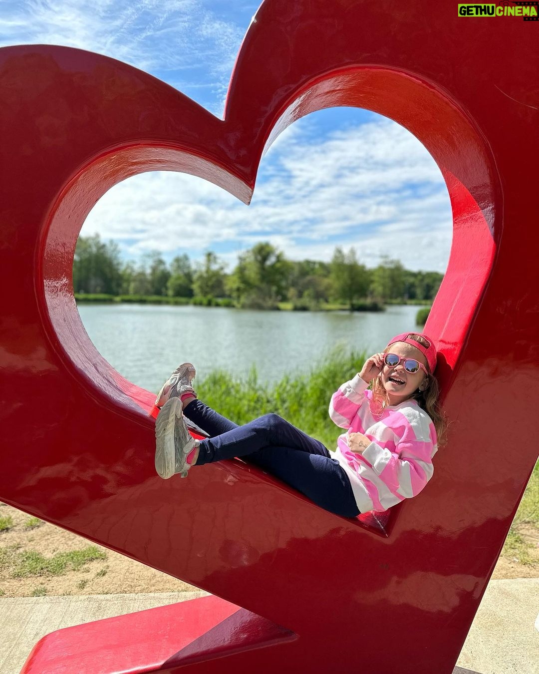 Sandra Parmová Instagram - Děkuju, že můžu být maminka…vaše maminka 🥰❤️ Krásný svátek, milé superženy 🫶🏼🌹 #nejkrasnejsisvatek #denmatek #svatekmatek #maminka #superzena #mom #happymothersday #family #familyfirst #love #mykids #loveyoutothemoonandback @podle_emily 🩷 #trip #familytrip #sarvar #madarsko #vylet #rodinnyvylet Sárvár