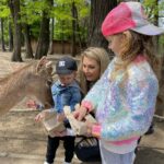 Sandra Parmová Instagram - 📍Zoo Györ #tipnavyletsdetmi Moc krásná interaktivní zoo, tak akorát velká, takže to i s menšími dětmi v pohodě zvládnete projít👌🏼 Krmení zvířátek všechny neskutečně bavilo a na nádherném hřišti se děti taky pořádně vyblbly. Z Brna jste tam za 2 hodinky 🚙, moc doporučujeme🤗❤️ #vylet #tip #tipprorodice #vyletsdetmi #zoo #zoogyor #madarsko #interaktivnizoo #dovca #zviratka #krmeni #nacestach #sdetmi #vsechnymojelasky #podleEmily @podle_emily @zoogyorofficial ZOO GYŐR