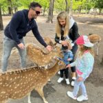 Sandra Parmová Instagram - 📍Zoo Györ #tipnavyletsdetmi Moc krásná interaktivní zoo, tak akorát velká, takže to i s menšími dětmi v pohodě zvládnete projít👌🏼 Krmení zvířátek všechny neskutečně bavilo a na nádherném hřišti se děti taky pořádně vyblbly. Z Brna jste tam za 2 hodinky 🚙, moc doporučujeme🤗❤️ #vylet #tip #tipprorodice #vyletsdetmi #zoo #zoogyor #madarsko #interaktivnizoo #dovca #zviratka #krmeni #nacestach #sdetmi #vsechnymojelasky #podleEmily @podle_emily @zoogyorofficial ZOO GYŐR