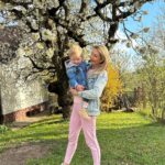 Sandra Parmová Instagram - Krásný svátek lásky všem🌸 Moje sladká 💋👦🏼🥰 #prvnimaj #laskycas #svateklasky #pusaleti #kiss #love #may #chlapecekmuj #lavju
