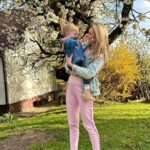 Sandra Parmová Instagram - Krásný svátek lásky všem🌸 Moje sladká 💋👦🏼🥰 #prvnimaj #laskycas #svateklasky #pusaleti #kiss #love #may #chlapecekmuj #lavju