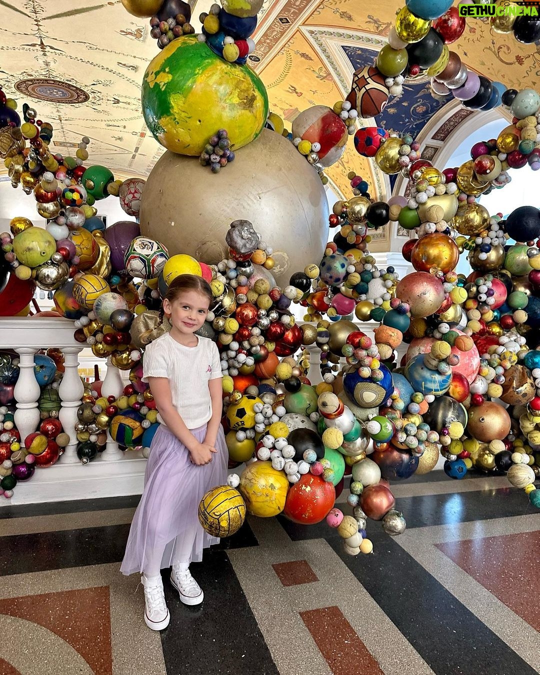 Sandra Parmová Instagram - Nádherná @moravskagalerie a moje budoucí prvňačka🥰 #zapis #prvnitrida #prvnacka #moje #velkaholka @podle_emily 🩷 #moravskagalerie #brno #moravskagaleriebrno #umeleckoprumyslovemuzeum #family #love Uměleckoprůmyslové Muzeum Brno