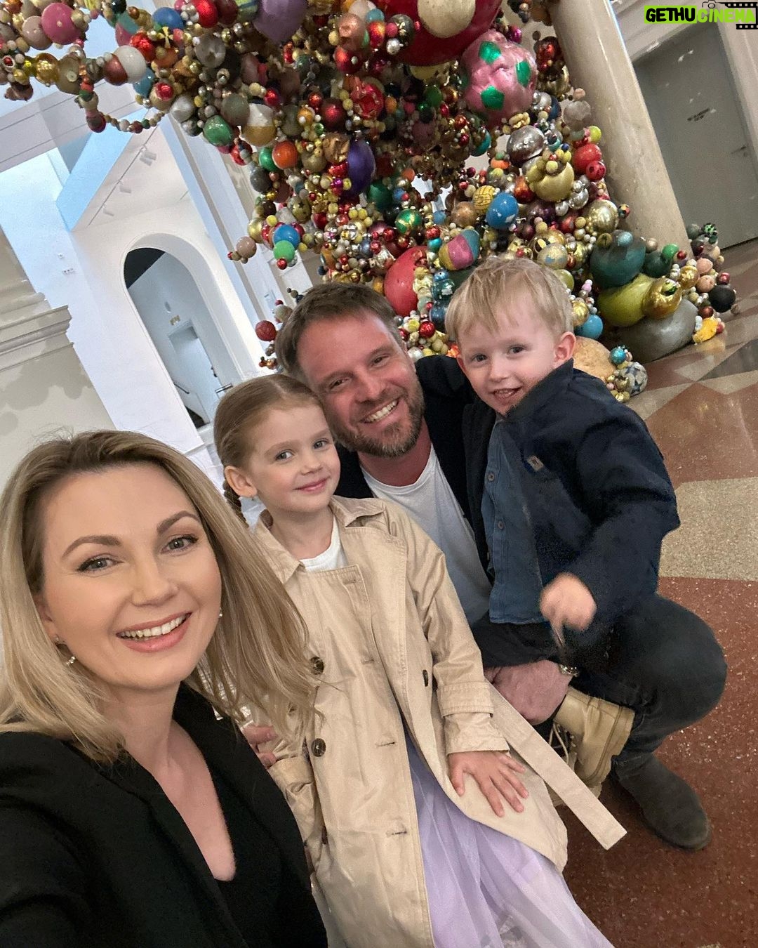 Sandra Parmová Instagram - Nádherná @moravskagalerie a moje budoucí prvňačka🥰 #zapis #prvnitrida #prvnacka #moje #velkaholka @podle_emily 🩷 #moravskagalerie #brno #moravskagaleriebrno #umeleckoprumyslovemuzeum #family #love Uměleckoprůmyslové Muzeum Brno