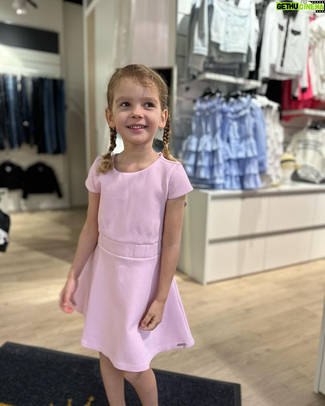 Sandra Parmová Instagram - S Emi vám přinášíme jarní inspiraci z butiku @aboutkids_brno 🌟 a i super tip pro maminky❣️☺️Tak který outfit se vám líbí nejvíc? 🍭🌸☺️ Napište mi do komentáře💗 Maminky, v tomhle dětském butiku mají některé věci i na nás😉 Třeba ty nádherné botky z poslední fotky, kterým jsem neodolala😅, mají až do velikosti 40👌🏼🤩 Až budete v @olympiacentrumbrno, určitě se v About kids zastavte ❤️ #moda #detskamoda #jaro #inspirace #fashion #kidsfashion #aboutkids #aboutkidsbrno #obleceni #obleceniprodeti #premiovamoda #spoluprace #brno #olympia #olympiabrno #jarojetu #🍭 #🌸 #🍬 Olympia Brno