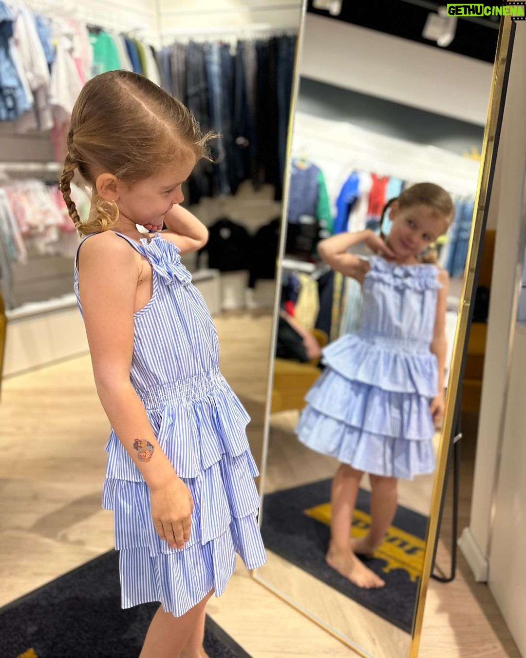 Sandra Parmová Instagram - S Emi vám přinášíme jarní inspiraci z butiku @aboutkids_brno 🌟 a i super tip pro maminky❣️☺️Tak který outfit se vám líbí nejvíc? 🍭🌸☺️ Napište mi do komentáře💗 Maminky, v tomhle dětském butiku mají některé věci i na nás😉 Třeba ty nádherné botky z poslední fotky, kterým jsem neodolala😅, mají až do velikosti 40👌🏼🤩 Až budete v @olympiacentrumbrno, určitě se v About kids zastavte ❤️ #moda #detskamoda #jaro #inspirace #fashion #kidsfashion #aboutkids #aboutkidsbrno #obleceni #obleceniprodeti #premiovamoda #spoluprace #brno #olympia #olympiabrno #jarojetu #🍭 #🌸 #🍬 Olympia Brno