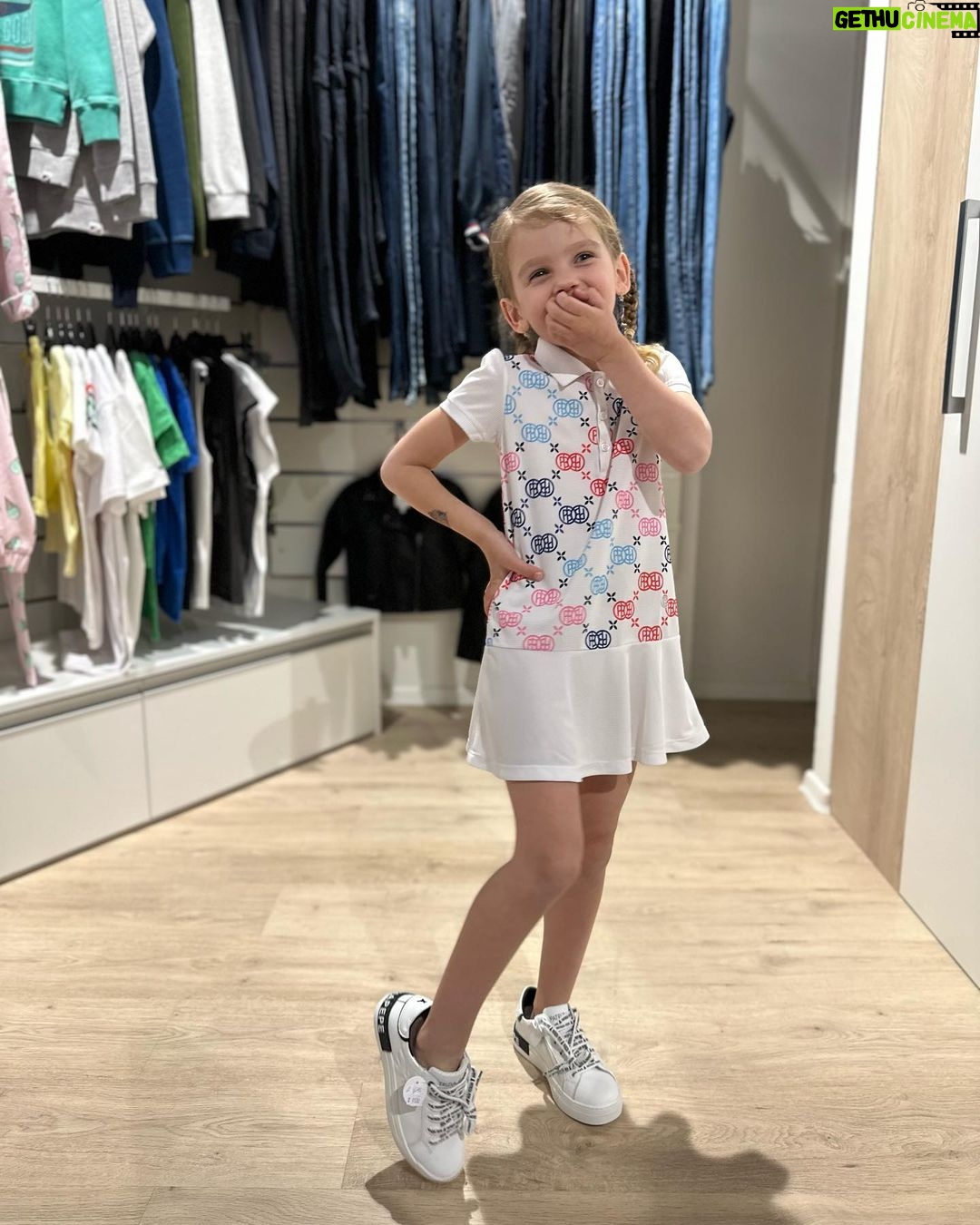 Sandra Parmová Instagram - S Emi vám přinášíme jarní inspiraci z butiku @aboutkids_brno 🌟 a i super tip pro maminky❣️☺️Tak který outfit se vám líbí nejvíc? 🍭🌸☺️ Napište mi do komentáře💗 Maminky, v tomhle dětském butiku mají některé věci i na nás😉 Třeba ty nádherné botky z poslední fotky, kterým jsem neodolala😅, mají až do velikosti 40👌🏼🤩 Až budete v @olympiacentrumbrno, určitě se v About kids zastavte ❤️ #moda #detskamoda #jaro #inspirace #fashion #kidsfashion #aboutkids #aboutkidsbrno #obleceni #obleceniprodeti #premiovamoda #spoluprace #brno #olympia #olympiabrno #jarojetu #🍭 #🌸 #🍬 Olympia Brno