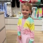 Sandra Parmová Instagram - S Emi vám přinášíme jarní inspiraci z butiku @aboutkids_brno 🌟 a i super tip pro maminky❣️☺️Tak který outfit se vám líbí nejvíc? 🍭🌸☺️ Napište mi do komentáře💗 Maminky, v tomhle dětském butiku mají některé věci i na nás😉 Třeba ty nádherné botky z poslední fotky, kterým jsem neodolala😅, mají až do velikosti 40👌🏼🤩 Až budete v @olympiacentrumbrno, určitě se v About kids zastavte ❤️ #moda #detskamoda #jaro #inspirace #fashion #kidsfashion #aboutkids #aboutkidsbrno #obleceni #obleceniprodeti #premiovamoda #spoluprace #brno #olympia #olympiabrno #jarojetu #🍭 #🌸 #🍬 Olympia Brno