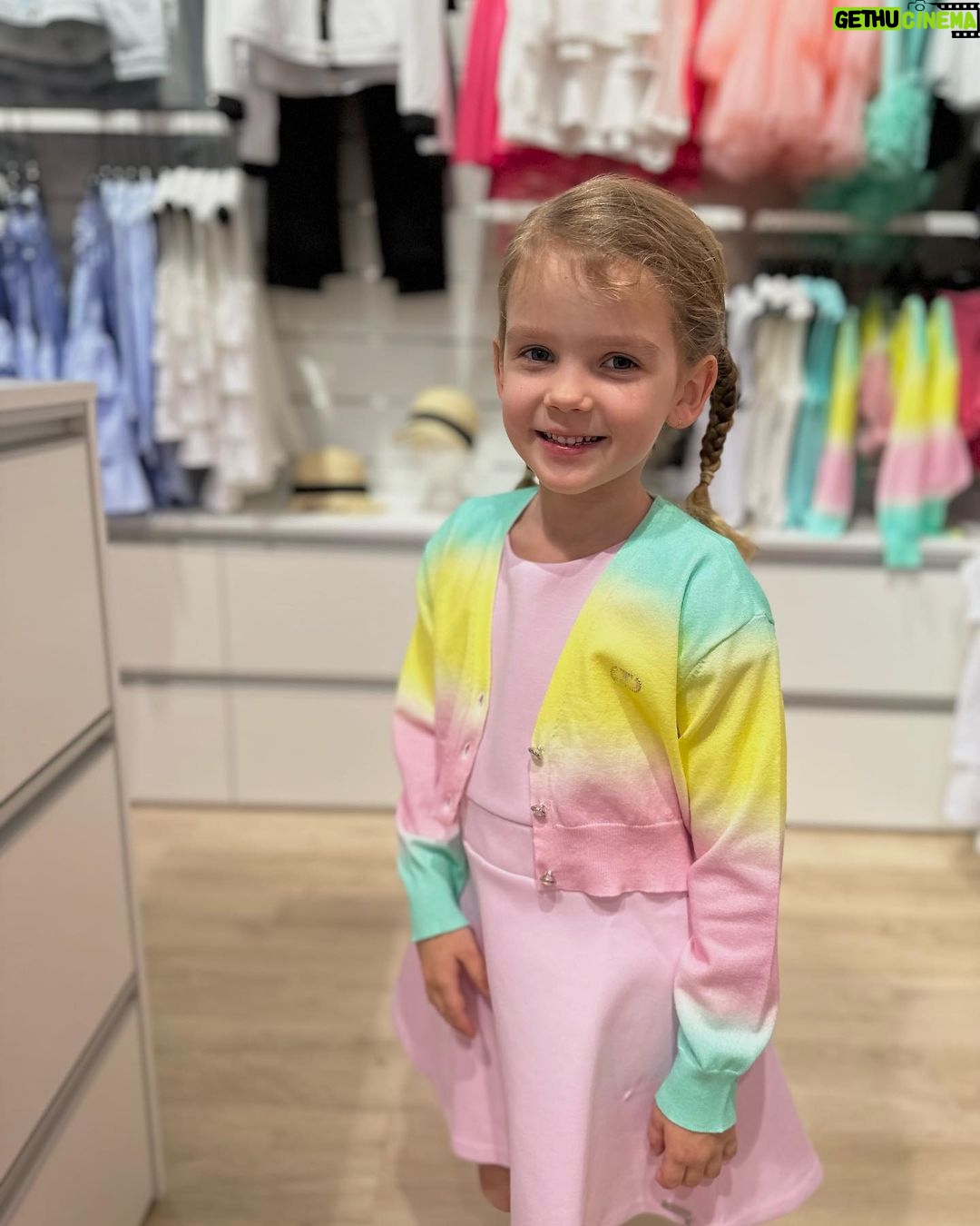 Sandra Parmová Instagram - S Emi vám přinášíme jarní inspiraci z butiku @aboutkids_brno 🌟 a i super tip pro maminky❣️☺️Tak který outfit se vám líbí nejvíc? 🍭🌸☺️ Napište mi do komentáře💗 Maminky, v tomhle dětském butiku mají některé věci i na nás😉 Třeba ty nádherné botky z poslední fotky, kterým jsem neodolala😅, mají až do velikosti 40👌🏼🤩 Až budete v @olympiacentrumbrno, určitě se v About kids zastavte ❤️ #moda #detskamoda #jaro #inspirace #fashion #kidsfashion #aboutkids #aboutkidsbrno #obleceni #obleceniprodeti #premiovamoda #spoluprace #brno #olympia #olympiabrno #jarojetu #🍭 #🌸 #🍬 Olympia Brno
