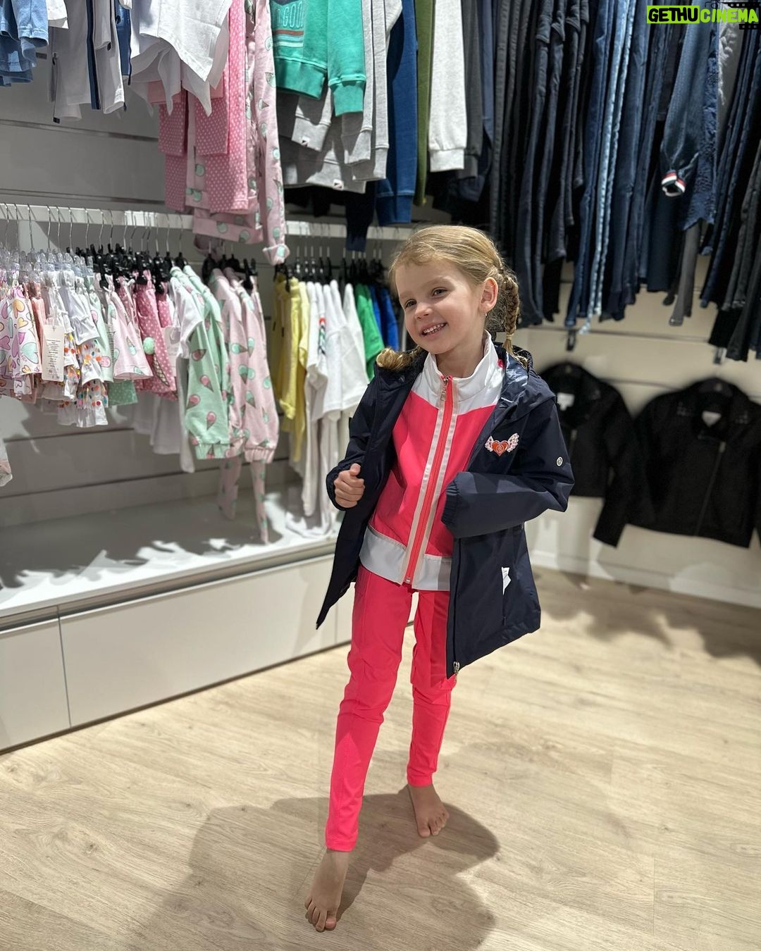 Sandra Parmová Instagram - S Emi vám přinášíme jarní inspiraci z butiku @aboutkids_brno 🌟 a i super tip pro maminky❣️☺️Tak který outfit se vám líbí nejvíc? 🍭🌸☺️ Napište mi do komentáře💗 Maminky, v tomhle dětském butiku mají některé věci i na nás😉 Třeba ty nádherné botky z poslední fotky, kterým jsem neodolala😅, mají až do velikosti 40👌🏼🤩 Až budete v @olympiacentrumbrno, určitě se v About kids zastavte ❤️ #moda #detskamoda #jaro #inspirace #fashion #kidsfashion #aboutkids #aboutkidsbrno #obleceni #obleceniprodeti #premiovamoda #spoluprace #brno #olympia #olympiabrno #jarojetu #🍭 #🌸 #🍬 Olympia Brno