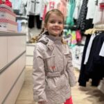 Sandra Parmová Instagram - S Emi vám přinášíme jarní inspiraci z butiku @aboutkids_brno 🌟 a i super tip pro maminky❣️☺️Tak který outfit se vám líbí nejvíc? 🍭🌸☺️ Napište mi do komentáře💗 Maminky, v tomhle dětském butiku mají některé věci i na nás😉 Třeba ty nádherné botky z poslední fotky, kterým jsem neodolala😅, mají až do velikosti 40👌🏼🤩 Až budete v @olympiacentrumbrno, určitě se v About kids zastavte ❤️ #moda #detskamoda #jaro #inspirace #fashion #kidsfashion #aboutkids #aboutkidsbrno #obleceni #obleceniprodeti #premiovamoda #spoluprace #brno #olympia #olympiabrno #jarojetu #🍭 #🌸 #🍬 Olympia Brno