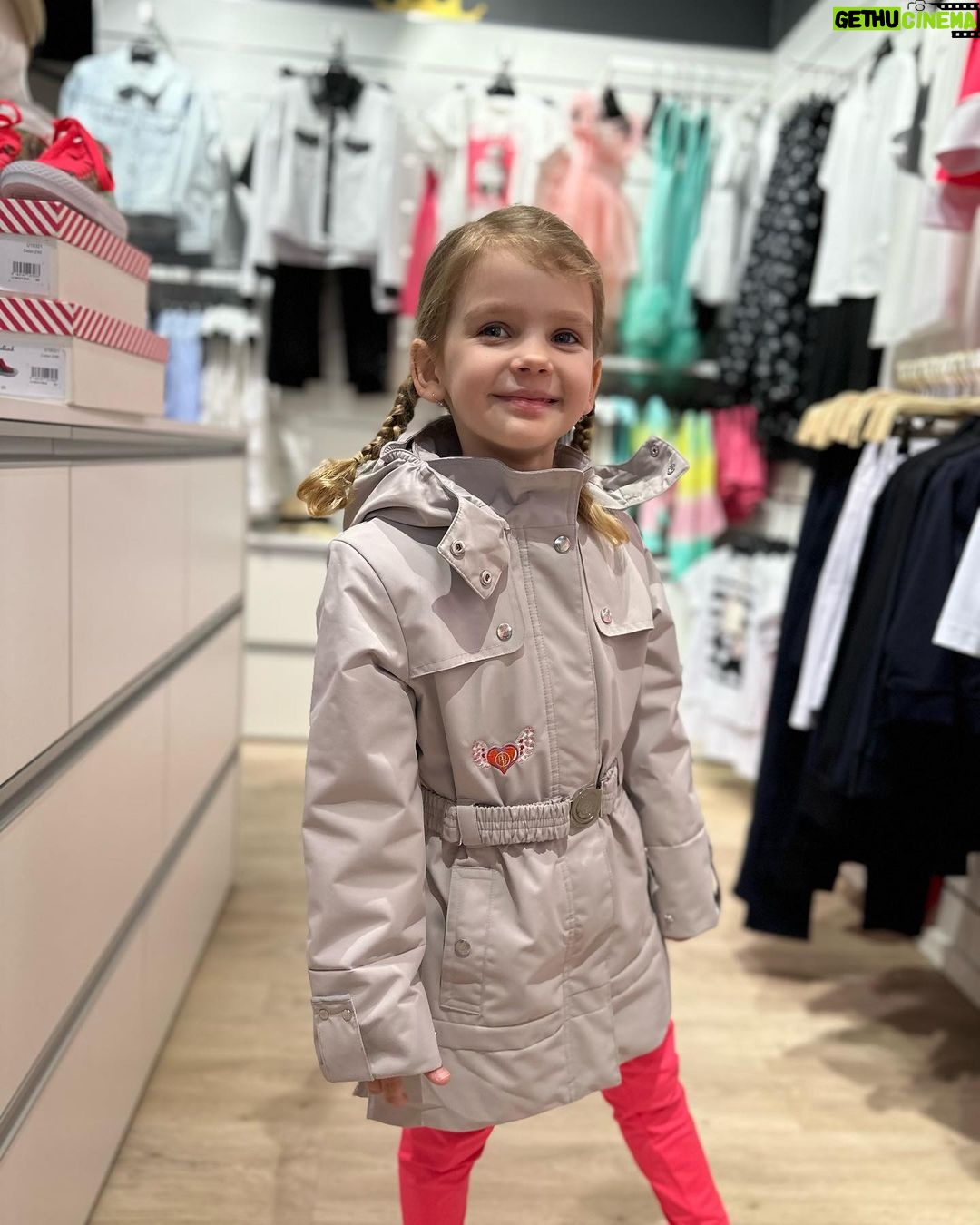 Sandra Parmová Instagram - S Emi vám přinášíme jarní inspiraci z butiku @aboutkids_brno 🌟 a i super tip pro maminky❣️☺️Tak který outfit se vám líbí nejvíc? 🍭🌸☺️ Napište mi do komentáře💗 Maminky, v tomhle dětském butiku mají některé věci i na nás😉 Třeba ty nádherné botky z poslední fotky, kterým jsem neodolala😅, mají až do velikosti 40👌🏼🤩 Až budete v @olympiacentrumbrno, určitě se v About kids zastavte ❤️ #moda #detskamoda #jaro #inspirace #fashion #kidsfashion #aboutkids #aboutkidsbrno #obleceni #obleceniprodeti #premiovamoda #spoluprace #brno #olympia #olympiabrno #jarojetu #🍭 #🌸 #🍬 Olympia Brno