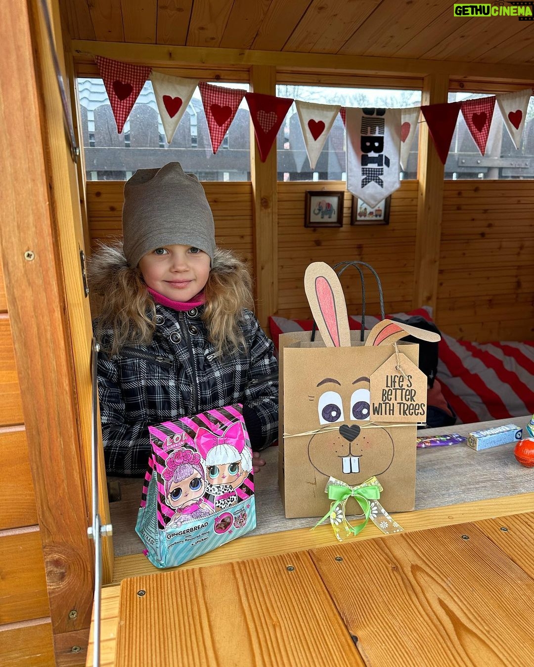 Sandra Parmová Instagram - Přejeme vám veselé Velikonoce! 🐣🌷😃 Nás frenštátský zajíček @aliceparmova zase překvapil 🐰👏🏼😁 #velikonoce #ubabicky #udedy #frenstat #frenstatpodradhostem #beskydy #hodyhody #zajicek #prekvapeni #krasnevelikonoce Frenstat pod Radhostem