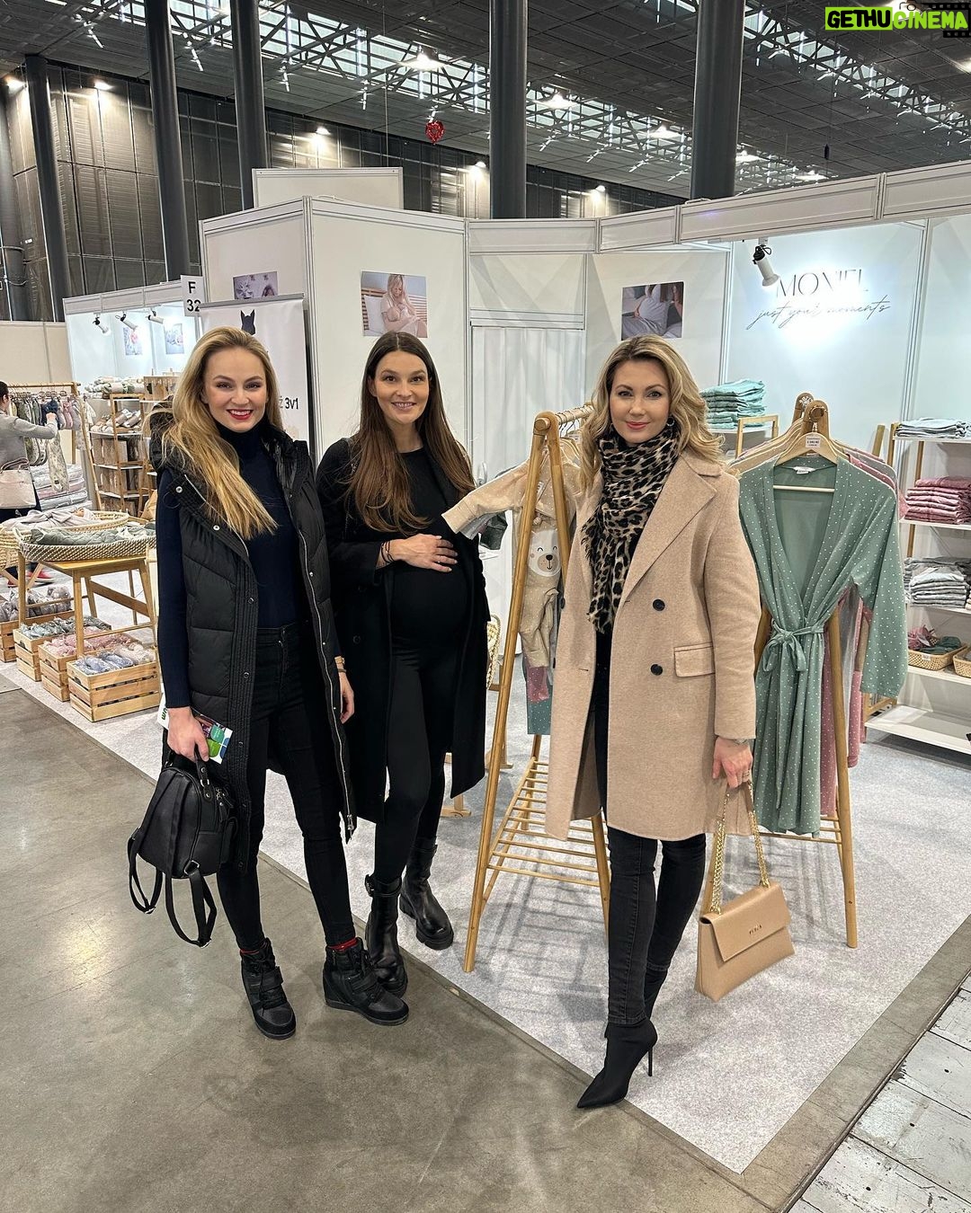 Sandra Parmová Instagram - Že toho dnes bylo k probírání, když se vidíš po taaak doouhé době 😃 #mamy ❤️ #materstvi #inspirujemesenavzajem #brno #brnenskeveletrhy #veletrhprodite @bvvprodite #maminky #pracovniradosti Veletrhy Brno