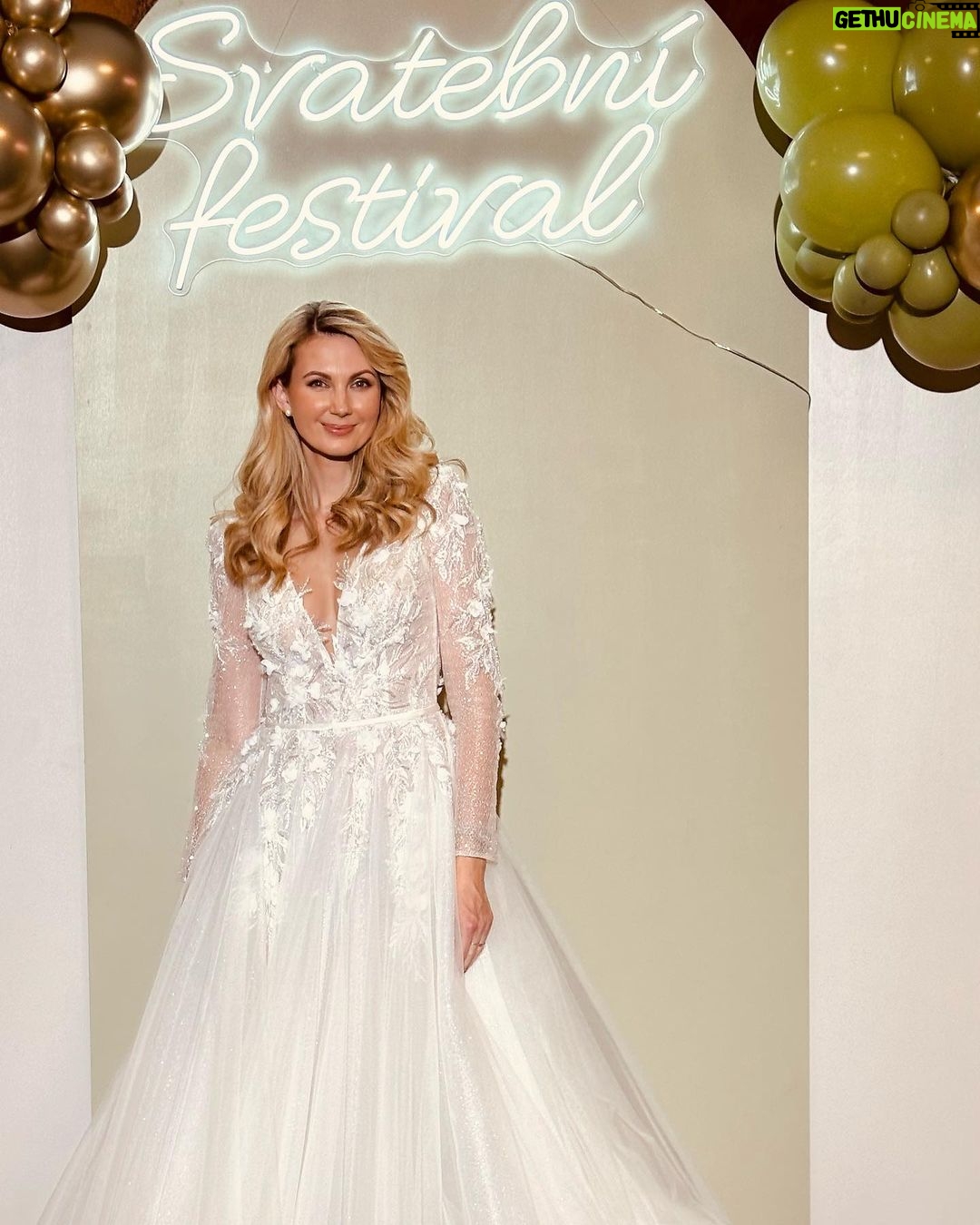 Sandra Parmová Instagram - Pracovně za nevěstu 😁 pro @svatebnifestival 🎤 Ještě zítra se na vás těšíme s pořádnou dávkou svatební inspirace a trendů pro příští rok 🤩 Děkuji za foto @navarafoto.cz 🤍 za šaty @tymomenty 🤍 za makeup @patricienespurki 🤍 a za vlasy @lenka.love.hair.cut 🤍 #brno #svatebnifestival #moderace #moderatorka #svatebniinspirace #svatebnimista #hotelpassage Hotel Passage Brno