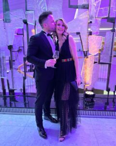 Sandra Parmová Instagram - To byl tak krásný večer 🌟 Jubilejní 60. ples @hotelinternationalbrno 💜 Za šaty děkuji mojí @hermine.khalaf.pogosyan 🖤 A za - zcela objektivně 😅 - nejkrásnější doprovod mému drahému @pavel_pospec_pospisil ❤️ A za pozvání, báječnou zábavu, přátelskou atmosféru a skvělé jídlo @hotelinternationalbrno 🌟 #ples #plesovasezona #brno #hotelinternacionalbrno #whatanight #ball #redcarpet #happyme #dekujeme #bylotobozi ❤️ Hotel International Brno