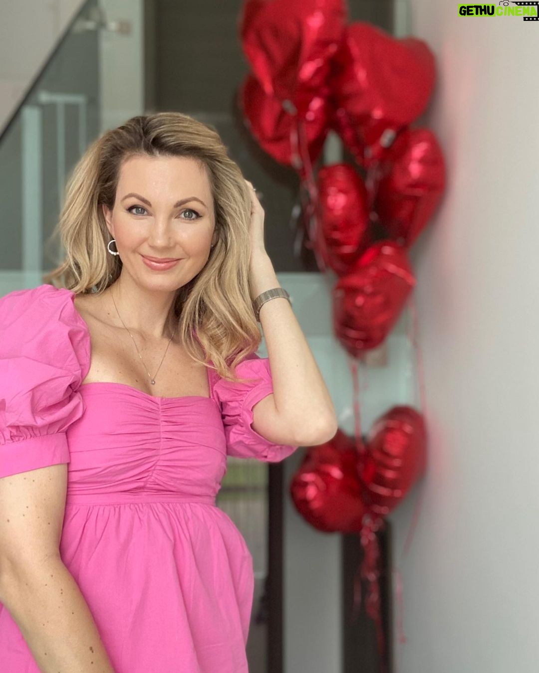 Sandra Parmová Instagram - Krásný den 💋 S kódem Sandra20 od @bezvasport můžete i vy proměnit váš šatník podle toho, jestli to vidíte černě nebo spíše růžově 🤗💞 Slevový kód vám platí na celý sortiment, na novinky a dokonce i už zlevněné věci 💥💥 Jen pozooor, kód můžete uplatnit v Česku i na Slovensku pouze 3 dny - nejpozději do 14.2. do půlnoci❣️❣️❣️ Odkazy na jednotlivé kousky - i na ty šaty, které se vám tak líbily, vám dám do stories ❤️ #spoluprace #bezvasport #bezvasportfashion #trendyol #saty #topy #kosile #svetry #dziny #dnesnosim #fashionlover #fashioninspo #ootd #novyrok #novysatnik #refresh Brno, Czech Republic