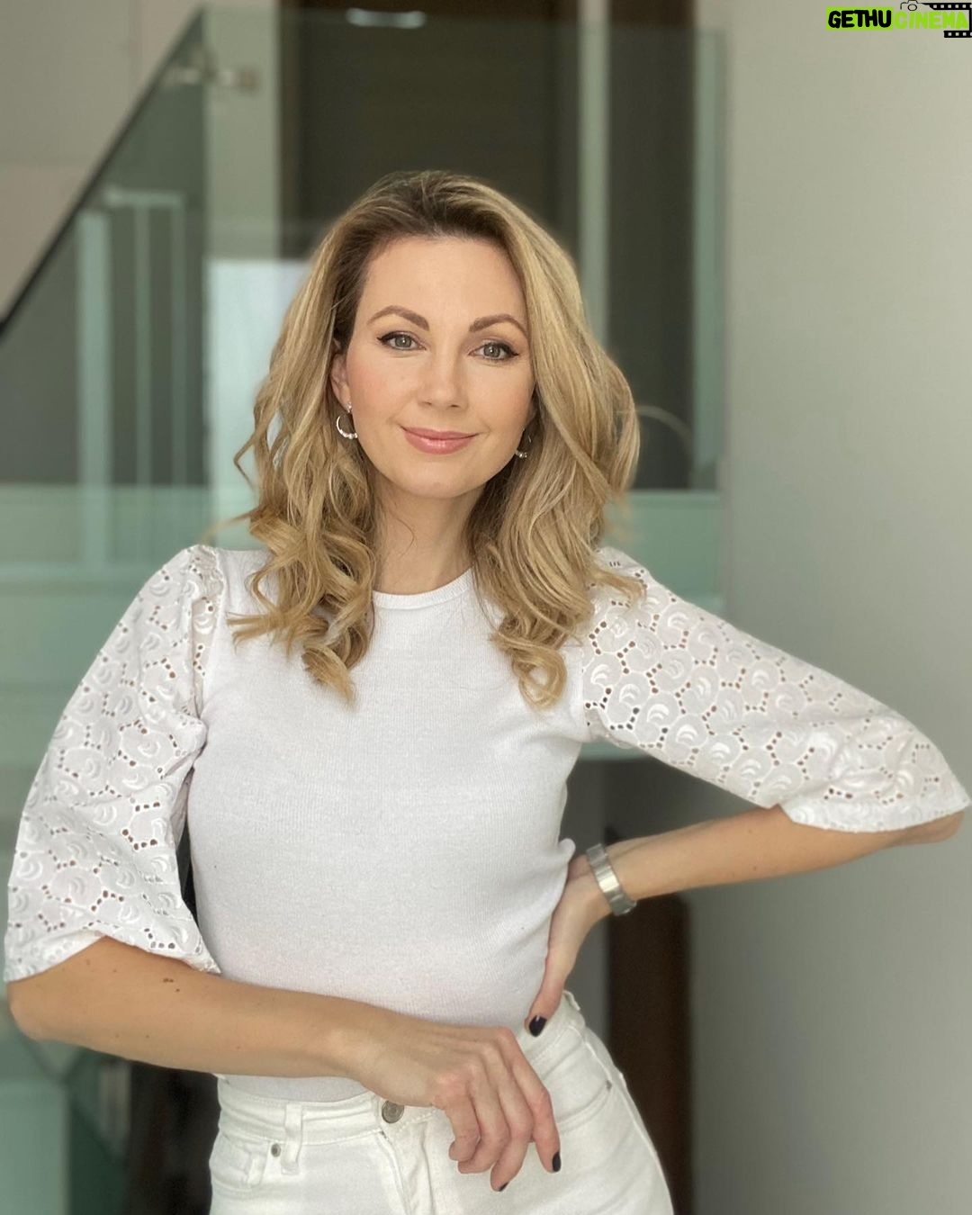 Sandra Parmová Instagram - Krásný den 💋 S kódem Sandra20 od @bezvasport můžete i vy proměnit váš šatník podle toho, jestli to vidíte černě nebo spíše růžově 🤗💞 Slevový kód vám platí na celý sortiment, na novinky a dokonce i už zlevněné věci 💥💥 Jen pozooor, kód můžete uplatnit v Česku i na Slovensku pouze 3 dny - nejpozději do 14.2. do půlnoci❣️❣️❣️ Odkazy na jednotlivé kousky - i na ty šaty, které se vám tak líbily, vám dám do stories ❤️ #spoluprace #bezvasport #bezvasportfashion #trendyol #saty #topy #kosile #svetry #dziny #dnesnosim #fashionlover #fashioninspo #ootd #novyrok #novysatnik #refresh Brno, Czech Republic