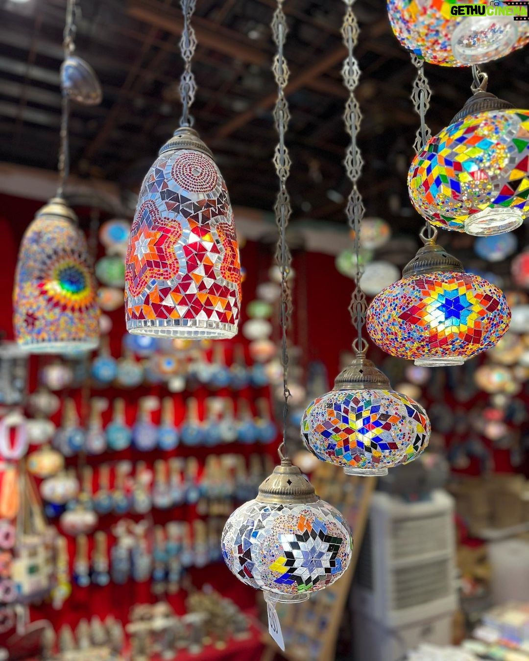 Sandra Parmová Instagram - Kdybych měla vybrat v Dubaji 1️⃣ místo, kam se chci znova podívat, rozhodně by to bylo do @globalvillageuae. Tam máte celý svět a jeho nejikoničtější stavby doslova na dlani 😍😍😍 Setkává se tam více než 90 kultur a jde tak o jeden z největších zábavních parků na světě. 🎡🕌🎢 Jak moc vás ohromí, to se nedá slovy ani fotkami vyjádřit 😃 Možná videi ve stories, mrkněte ☺️ My navštívili úžasné muzeum kuriozit a zrcadlový labyrint a také obří kolo s překrásným výhledem a další kolotoče a atrakce. Taky jsme ochutnali dobroty z flow marketu a moji nejoblíbenější sticky rice with mango.🥭😋 Na zdejších trzích by se daly strávit, abyste se vším dostatečně pokochali. Zkrátka tolik koncentrované zábavy a zážitků na jednom místě jsem ještě neviděla. Za mě totální pecka. 👌🏼👌🏼 Co vy, byli jste a líbilo se? 🤗 @globalvillageuae @visit.dubai #globalvillagedubai #dubaj #dubai #visitdubai #travelgram #love #fun #mumanddaughter #traveling #together The Global Village, قلعه الميدان لليوله (Dubai)